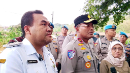 Bupati Blora, Arief Rohman (kiri) membersamai Wakapolda Jateng, Brigjen Pol Latif Usman, dan lainnya ketika mengunjungi lokasi kebakaran hebat sumur ilegal di Dukuh Gendono, Desa Gandu, Kecamatan Bogorejo. (Foto: Teguh Arianto/Memanggil.co)