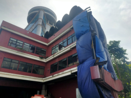 Pembongkaran JPO Siola  jalan Tunjungan, Surabaya. (Foto: Adji/Memanggil.co)