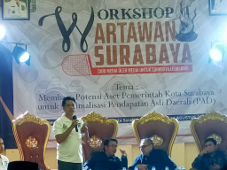 Anggota Komisi D DPRD Surabaya , Imam Syafi'i memaparkan peranan jurnalis  (Foto: Adji/Memanggil.co)