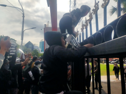 Massa demo menaiki pagar Grahadi (Adji/Memanggil. co