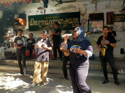 Penampilan seni musik Uneng yang tampil di cafe Surabaya (Adji/Memanggil.co