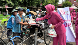 Bhayangkari Polres Tuban ketika berbagi dengan abang tukang becak.