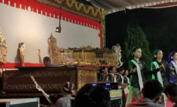Dalang Ki Sigid Ariyanto ketika sedang melakukan pementasan wayang kulit dengan Lakon ‘Babad Wanamarto’, pada Minggu (31/08/2025). (Foto: Lakna Tulas'un/Memanggil.co)