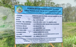 Papan informasi peningkatan jalan Cabak - Bleboh - Batas Kabupaten Bojonegoro menjadi dagelan lantaran dibangun dengan anggaran cuma Rp5,5 juta. (Foto: Andika/Memanggil.co)