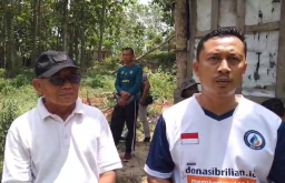 Kepala Desa Tempellemahbang, Kasbi (kiri) dan Plt. Camat Jepon, Andi Nurrohman. (Foto: Dok. Pribadi/Memanggil.co)