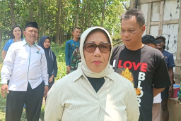 Wakil Bupati Blora, Sri Setyorini, ketika didoorstop awak media ini. (Foto: Dok. Pribadi/Memanggil.co)