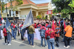 Massa aksi ketika melakukan orasinya di depan kantor PN Tuban. (Memanggil.co/Ist)