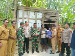 Forkopimcam Jepon bersama pihak desa ketika ke rumah Tarso, warga di Desa Tempellemahbang, Kecamatan Jepon, Kabupaten Blora, Jawa Tengah. (Memanggil.co/Ist)