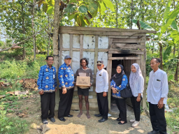 Dinsos Blora didampingi pemerintah kecamatan dan desa ketika mendatangi rumah gubuk reyot milik Tarso di RT 05 RW 02 Desa Tempellemahbang, Kecamatan Jepon. (Memanggil.co/Ist)