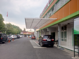 Parkir Depan RSUD dr. R. Soetijono Blora. (Foto: Akfa/Memanggil.co)