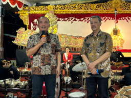 Sumanto Ketua DPRD Jateng saat Hadir Pagelaran Wayang di Karanganyar. (Red/Hms)