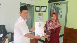 Penyerahan bantuan pelatihan membuat hantaran pernikahan dari Baznas Kabupaten Blora. (Foto: Dok. Pribadi/Memanggil.co)