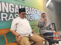 Ketua Fraksi PKS DPRD Jatim,ilik Hendarwati (kanan) saat hadir di acara Jagongan Bareng Literasi Digital ( Adji/Memanggil.co