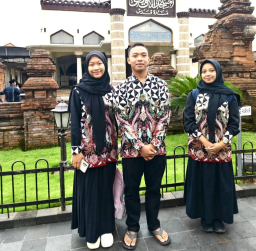 Posisi Tengah Akmal Rizal Al Fakhri Putra dari Kepala Cabang GO Kudus, Jepara, Pati, Rembang (Red/EA)