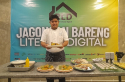 Moh. Zainuri memperlihatkan kreasi menu di Rumah Literasi Digital (Adji/Memanggil.co