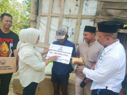 Wakil Bupati Blora Sri Setyorini, Ketua Baznas Blora H. Sutaat, Kepala Dinsos P3A Blora, dan lainnya turun langsung memberikan bantuan untuk Tarso, warga yang tinggal di RT 05 RW 02 Desa Tempellemahbang, Kecamatan Jepon. (Foto: Dok. Pribadi/Memanggil.co)