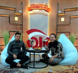 Anugerah Rakhman (kanan) dalam Podcast Cangkru’an OJK Jatim (AdjilMemanggil. co )