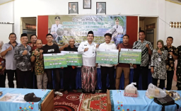 Penyerahan Bantuan Moda Usaha Kelompok Tani Pembudidava Ikan Lele di Desa Gedongsari, Banjarejo (foto: pemkabblora)