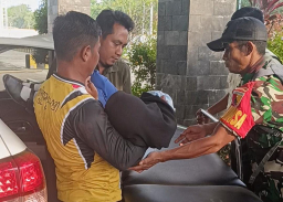 Salah satu pelajar perempuan SMKN Palang Tuban ketika dibawa ke IGD RSUD dr Koesma Tuban usai santap MBG di sekolahan.