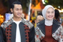 Bupati Tuban (kiri) bersama Aulia Hany Mustikasari, Anggota DPRD Provinsi Jatim Fraksi Partai Golkar ketika mengenakan baju batik gedog.