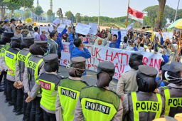 Massa aksi ketika menyampaikan aspirasinya di depan halaman Pemkab Tuban.