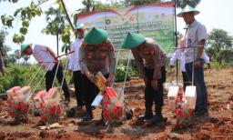 Kapolres Tuban AKBP William ketika turun untuk ikut menanam jagung.