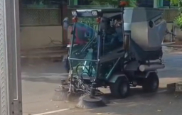 Penampakan mobil penyapu jalan yang dibeli dengan harga fantastis.
