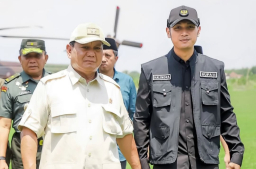 Presiden Prabowo bersama Bupati Aditya Halindra ketika berada di Kabupaten Tuban. (Instragram Aditya Halindra)
