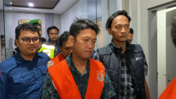 Para tersangka ketika di kantor Kejaksaan Negeri Tuban.