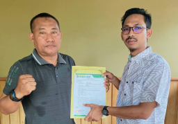 Manajer Persatu Tuban, M Abdul Rohman (kanan), ketika melakukan kontrak dengan Khoirul Anam sebagai Pelatih Kepala. (dok, memanggil.co)