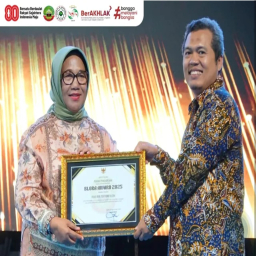 Direktur RSUD dr. R. Soetijono Blora, dr. Puji Basuki, M.Kes. Menerima Penghargaan Blora Award 2025. (Foto: Hms/Memanggil.co)