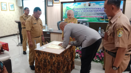 Keterangan: Direktur RSUD Soewondo Kendal, dr. Saikhu, saat penandatanganan MoU RSUD dengan Polres Kendal, di Aula RSUD Kendal, Senin 13/10/2025 . (Roni/Jateng Memanggil).