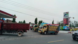 SPBU Jepon Blora Dipadati Truk Proyek hingga Antrean Mengular ke Jalan Raya