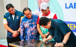 Menpora Erick Thohir saat melakukan peremsian2  Lab Unesa(Adji/Memanggil co