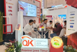 Booth OJK dalam  kegiatan "Pojok  Keuangan Rakyat" ( Adji/Memanggil. co)