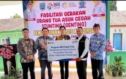 Jajaran pengurus BRI Cabang  Kusuma Bangsa saat memberikan bantuan (Adji/Memanggil. co)