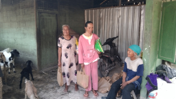 Warga Dusun Gendono Desa Gandu Kecamatan Bogorejo Blora saat Menerima Bantuan Sembako di Rumah RT, Selasa (7/10/2025). (Foto: Ist/Memanggil.co)