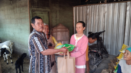 Ketua RT 04 RW 01 Dukuh Gendono, Sujad Saat Salurkan Bantuan Selasa (7/10/2025). (Foto: Ist/Memanggil.co)