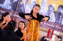 Sekolah Budaya Anak Gang Dolly memperlihatkan tarian kreasi