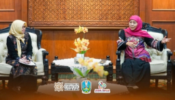 Audiensi Kepala OJK Jatim, Yulinda Sari bersama Gubernur Khofifah Indar Parawansa (Adji/Memanggil. co)