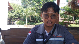 Penanggung Jawab PT SAS, Muhammad Adri Five Okto Perwira Arif P. Saat Audisiensi di Balai Desa Tempelemahbang Kecamatan Jepon Kabupaten Blora Kamis 16/10/2025. (Foto: Teguh)