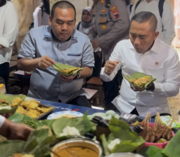Sego Pecel Daun Jati Mbah Minah Blora: Aroma Nostalgia yang Menyambut Pemimpin Nasional