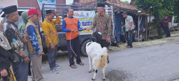 BAZNAS Rembang Salurkan Bantuan 20 Ekor Kambing untuk Warga Desa Sudo