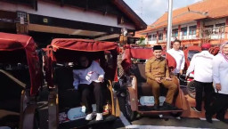Presiden Prabowo Salurkan 100 Becak Listrik untuk Tukang Becak Lansia di Mojokerto