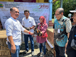 Serahkan Bantuan, Ketua DPRD Jateng Berharap Bisa Tingkatkan Perekonomian Warga