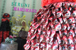 Berawal Musibah Banjir, Warga Kudus Sulap Sampah Jadi Kerajinan Bernilai