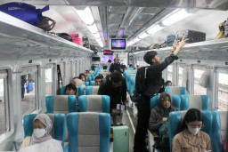 Libur Nataru, Hampir 10 Ribu Penumpang Kereta Api Padati Stasiun di Blora