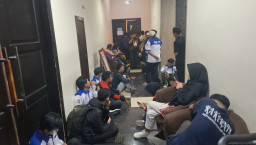 Digelar Malam Hari dan Tertutup, Puluhan Buruh Geruduk Rapat Pleno Penetapan UMP Sulsel