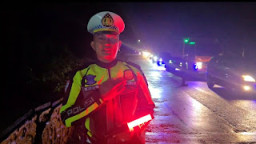 Di Tengah Longsor dan Kemacetan, Personel Satlantas Solok Jadi Garda Pengabdian yang Tak Pernah Padam