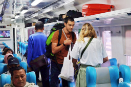 Wisman Beralih ke Kereta Api, 941 Turis Asing Berangkat dari Blora